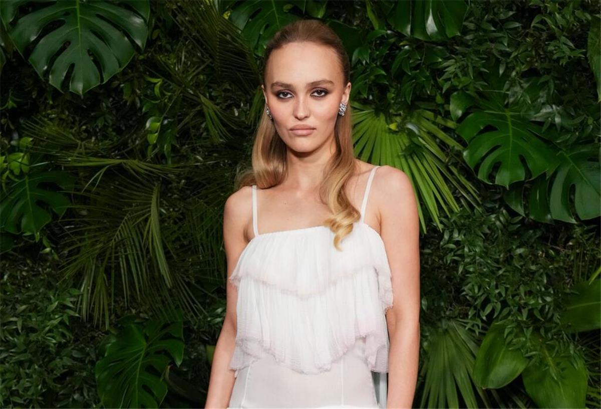 Leerer Blick junger Leute: Was ist der „Gen Z Stare“? Schauspielerin Lily-Rose Depp schaut in typischer roter Teppich-Pose mit kühler Miene in die Kamera. (Archivbild)