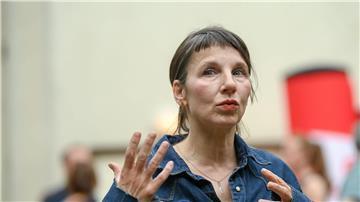 Schauspielerin Meret Becker war schon „Tatort“-Kommissarin. Nun stand sie für das Stück „Ratten auf der Flucht - Wie Nazitäter entkommen konnten“ auf der Bühne des Berliner Ensembles.