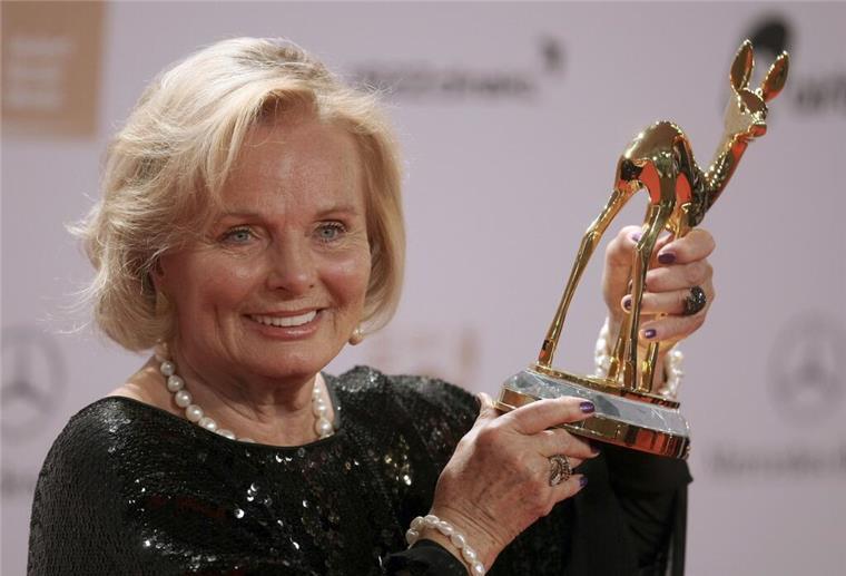 Schauspielerin Ruth Maria Kubitschek mit der Bambi-Trophäe 2011.