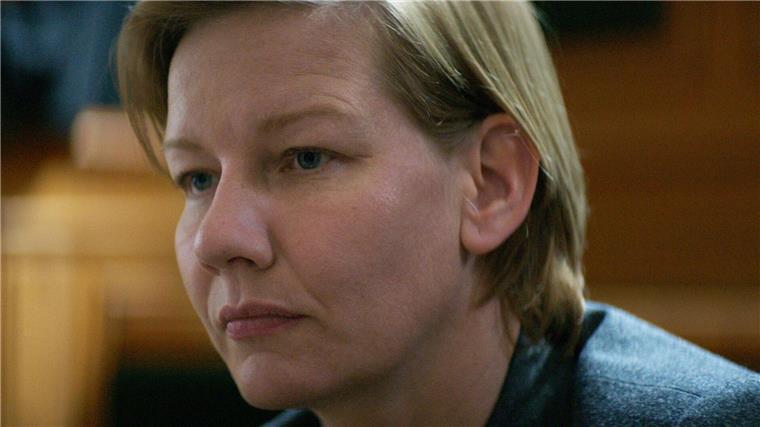 „Barbie“ und Sandra Hüller auf Golden-Globe-Kurs Schauspielerin Sandra Hüller in einer Szene aus „Anatomie eines Falls“.