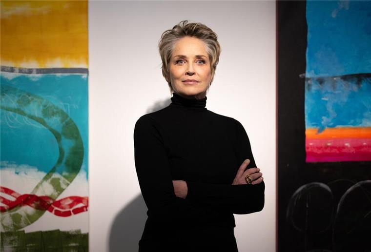Sharon Stone möchte wieder richtig arbeiten Schauspielerin Sharon Stone im Februar 2024 in einer Galerie in Berlin vor ihren Werken.