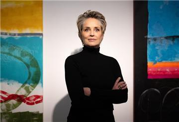 Schauspielerin Sharon Stone im Februar 2024 in einer Galerie in Berlin vor ihren Werken.