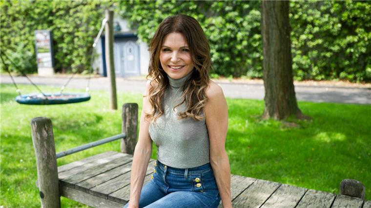 Soap-Star Heynig erlaubt ihrem Sohn Fußball im Wohnzimmer Schauspielerin Tabea Heynig hat kein Problem mit der Fußballbegeisterung ihres Sohnes - auch nicht, wenn sie sich im Wohnzimmer Bahn bricht.