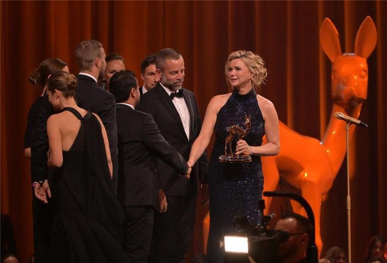 Schauspielerin und Laudatorin Veronica Ferres vergibt den Bambi in der Kategorie „Film National“ an „Oskars Kleid“.