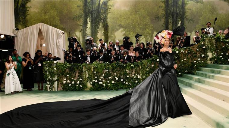 Der „Met Ball“: Märchenwald und Gaza-Proteste Schauspielerin und Sängerin Zendaya hatte gleich zwei Kleider an.
