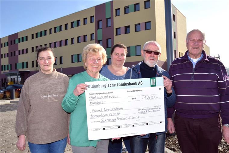 Nordenham: Krankenhaus-Initiative ist Geschichte Scheckübergabe vor der Klinik. Die BI vermacht das Restkapital in Höhe von 1200 Euro dem Verein Fussel (von links): Solveig Müller, Karin Tönjes, Maren Kloy (alle BI), Georg Modersitzky (Fussel) und Günter Tönjes (BI).