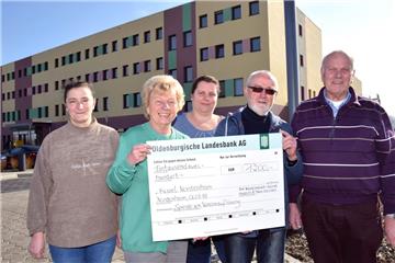 Scheckübergabe vor der Klinik. Die BI vermacht das Restkapital in Höhe von 1200 Euro dem Verein Fussel (von links): Solveig Müller, Karin Tönjes, Maren Kloy (alle BI), Georg Modersitzky (Fussel) und Günter Tönjes (BI).