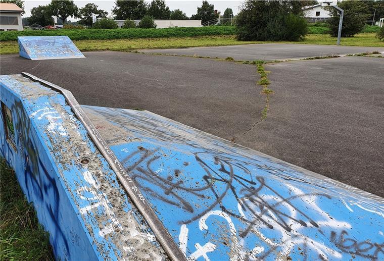 Eine verwahrloste Skaterbahn.