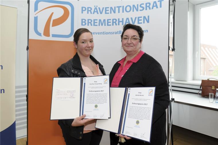 Scherilyn Knippenberg (links) und ihre Mutter Marita Werner sind für ihren beherzten Einsatz nach einer Messerattacke mit dem Preis für Zivilcourage ausgezeichnet worden.