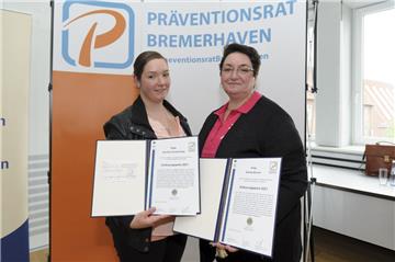 Scherilyn Knippenberg (links) und ihre Mutter Marita Werner sind für ihren beherzten Einsatz nach einer Messerattacke mit dem Preis für Zivilcourage ausgezeichnet worden.
