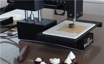 Schicht für Schicht entsteht ein Schokoladen-Becher mit Hilfe eines 3-D-Druckers, ein Prototyp, mit dem Biozoon arbeitet.