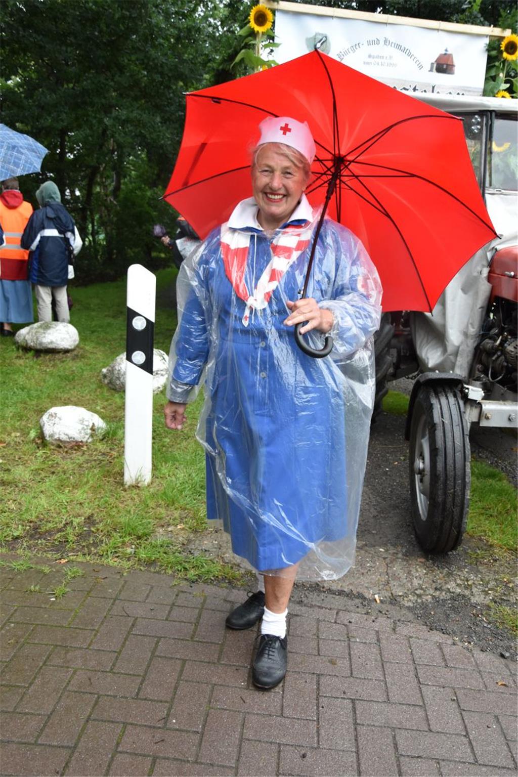 Schick als Krankenschwester: Ingrid Jeltsch, die Vorsitzende des DRK-Ortsvereins...