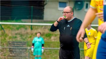 Schiedsrichter Angelo Diliberto auf dem Fußballplatz.