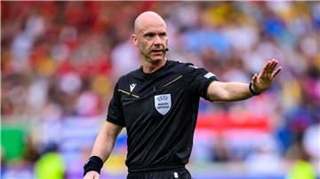 Schiedsrichter Anthony Taylor scheint der deutschen Mannschaft Glück zu bringen.