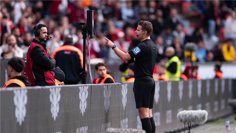 Boniface rettet Bayer 2:1-Sieg im Top-Duell mit Frankfurt Schiedsrichter Brych beim Videocheck