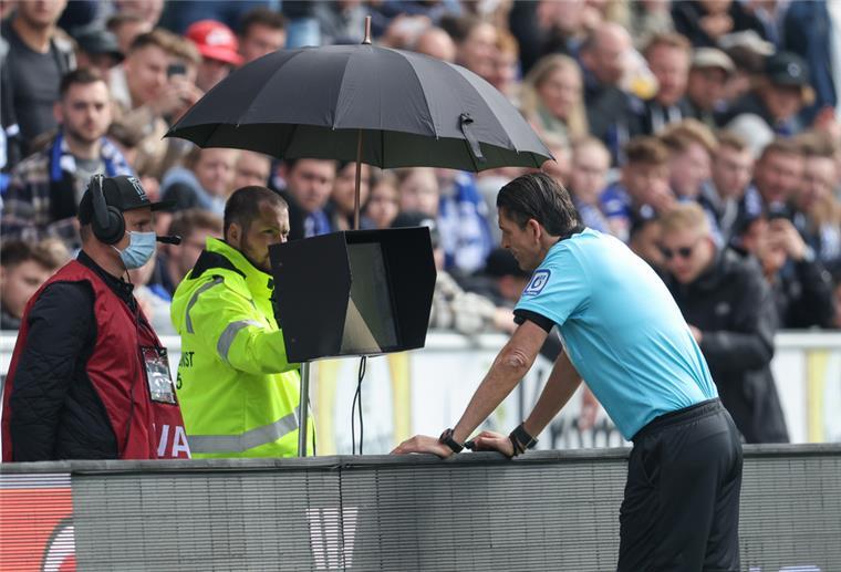  Schiedsrichter Deniz Aytekin schaut auf einen Videomonitor nach Eingriff des Video Assistant Referee 
