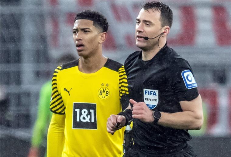 Angefeindeter Schiri Felix Zwayer macht weiter Fußball, Bundesliga, Borussia Dortmund - FC Bayern München, 14. Spieltag im Signal Iduna Park. Schiedsrichter Felix Zwayer (r) läuft an Dortmunds Jude Bellingham zum Spielfeldrand, um sich den Videobeweis für den anschließend gegebenen Strafstoß anzuschauen.