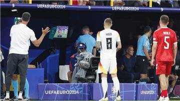 Schiedsrichter Michael Oliver entschied nach dem Videobeweis auf Elfmeter für Deutschland - der die Führung gegen Dänemark einbrachte.