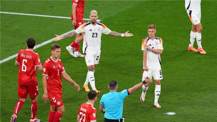 Schiedsrichter Michael Oliver sah zuvor ein Foulspiel und ließ die vermeintliche 1:0-Führung nicht zählen.