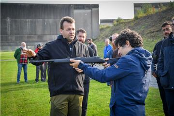 Schießtrainer Jan-Henning Rauke (links) zeigt den richtigen Umgang mit der Waffe.