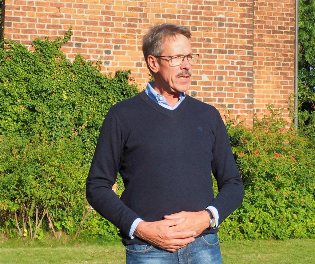 Schiffdorfs Bürgermeister Klaus Wirth eröffnet das Ortsgemeinschaftsfest. Foto S...