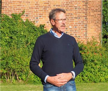 Schiffdorfs Bürgermeister Klaus Wirth eröffnet das Ortsgemeinschaftsfest. Foto S...