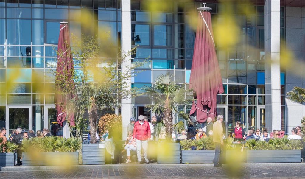 Schiffe, Deich, Bar-Atmosphäre und das Klimahaus nebenan: Das Lloyds ist mit seiner großen Außenterrasse eine der Top-Adressen unter freiem Himmel. Kaffee, Abendessen oder Cocktails: Das Lloyd bietet zu fast allen Tageszeiten etwas an. Direkt am Neuen Hafen können Gäste sich hier bei Fisch, Fleisch und anderen Gerichten die Sonne auf den Pelz scheinen lassen. Von hier aus lässt sich neben dem Ausblick auf die Schiffe auch das Treiben am Neuen Hafen herrlich beobachten - wer „Leute gucken“ liebt, wird hier sicher nicht von Langeweile geplagt.