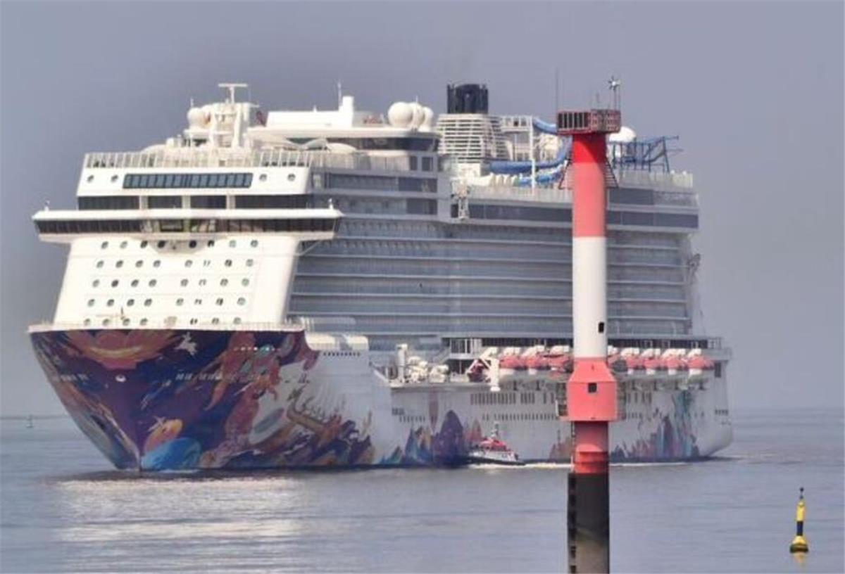 Diesen tollen Bremerhavener Ort muss jeder kennen, der entschleunigen will #isso Schiffe, die Bremerhaben aus von der Nordsee ansteuern, kommen dem Spaziergänger am Nordende von CT IV sehr nahe - wie hier die "Manara" im Sommer 2023. Im Vordergrund ist das 22 Meter hohe Unterfeuer Imsum zu sehen.