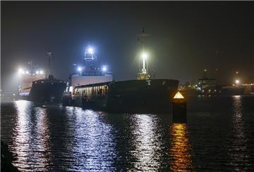 Schiffe warten im Nord-Ostsee-Kanal auf die Durchfahrt der Hochbrücke in Kiel-Holtenau