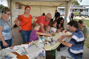 Schiffswerft der NORDSEE-ZEITUNG: Redakteur Andreas Schoener bastelt mit Kristin...