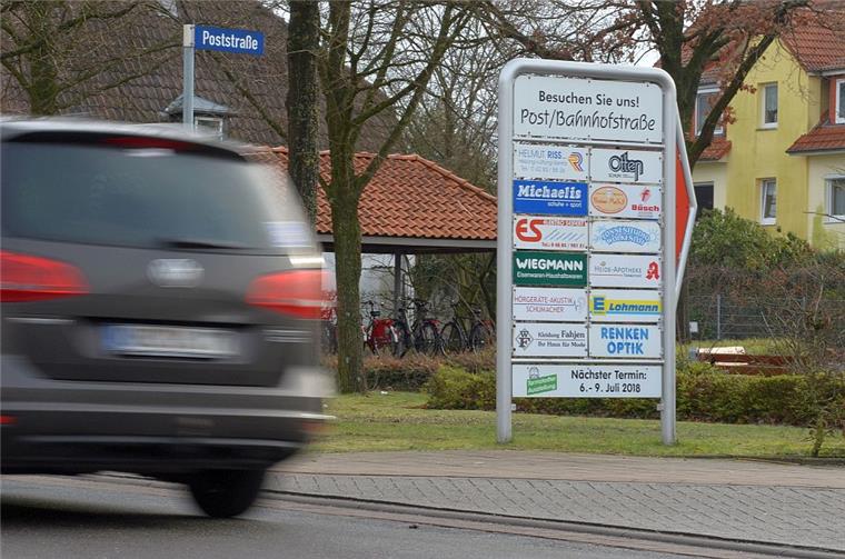 Schilder an der Einfahrt zur Poststraße in Tarmstedt verweisen auf diverse Läden. Zuletzt musste der Ort ein paar Rückschläge für den Einzelhandel verkraften. 