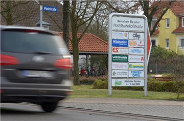 Schilder an der Einfahrt zur Poststraße in Tarmstedt verweisen auf diverse Läden. Zuletzt musste der Ort ein paar Rückschläge für den Einzelhandel verkraften. 