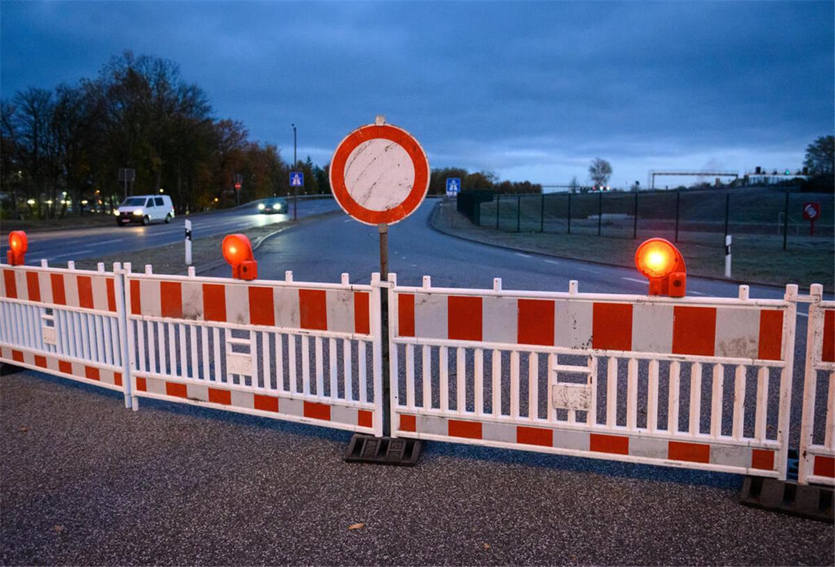 Schilder und Baken stehen an einer Straße. (Symbolbild)