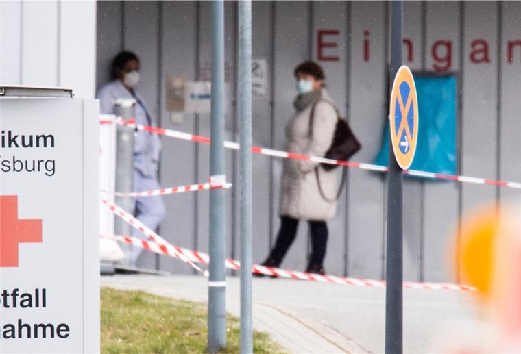 Schilder weisen am Klinikum Wolfsburg den Weg zur Notaufnahme.