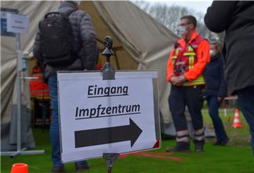 Schilder weisen Besuchern den Weg ins Zevener Impfzentrum. Seit Mitte Dezember ist die Einrichtung einsatzbereit. Doch wegen des fehlenden Impfstoffes wird dort noch länger Ruhe herrschen. 