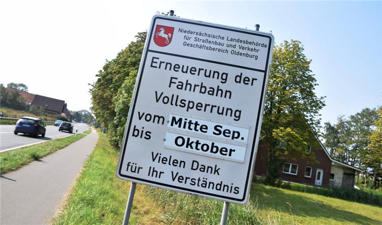 Schilder wie dieses weisen vor den Ortseinfahrten von Schweewarden (Foto) und Langwarden auf die bevorstehenden Bauarbeiten hin.