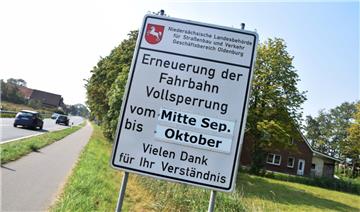 Schilder wie dieses weisen vor den Ortseinfahrten von Schweewarden (Foto) und Langwarden auf die bevorstehenden Bauarbeiten hin.