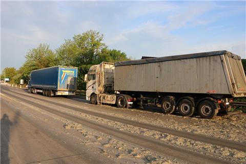 Schlachtabfälle haben am Freitag auf drei Fahrstreifen der A1 gelegen.
