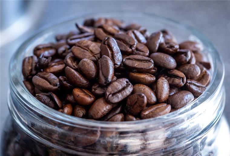 Ein Glas voller Kaffeebohnen