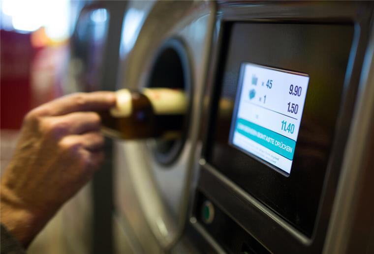 Ein Flaschensammler gibt Pfandflaschen an einem Automaten ab. Viele Supermärkte haben eine Obergrenze an Flaschen, die abgegeben werden dürfen. 