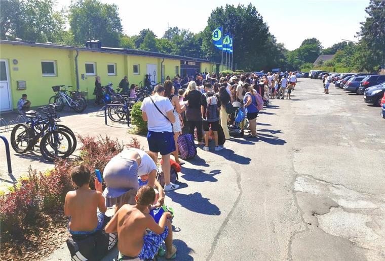 Bremerhaven: Freibad-Ärger am Hitzetag Schlange stehen, statt Abkühlung: Hunderte Freibadbesucher mussten stundenlang vor dem Eingang ausharren.