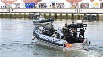 Schlauchboote der Deutschen Marine fahren durch den Hafen in Wilhelmshaven.