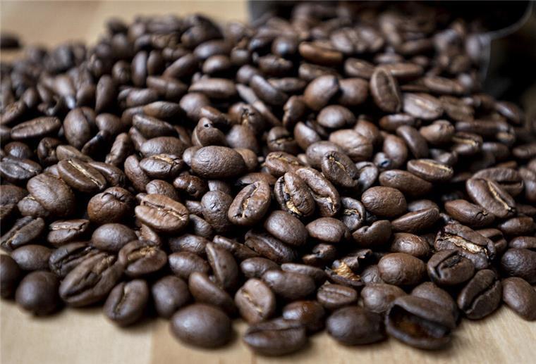 Schlechte Ernten, hohe Rohstoffpreise: Die Preise für Kaffee steigen - auch bei Tchibo. 