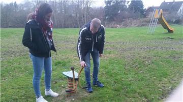 Schlechte Noten für die Wippgeräte: Emelie Dörr und Lukas Lübken schauen sich die Geräte auf dem Spielplatz am Friedhof in Beverstedt ganz genau an. Foto Rendelsmann