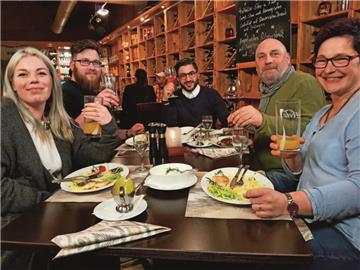 Schlemmen im „Gezeiten“ in Bremerhaven (von links): Kim Schlarmann, Florian Neumann, Ali-Kara Ali, Michael und Anke Heine. 