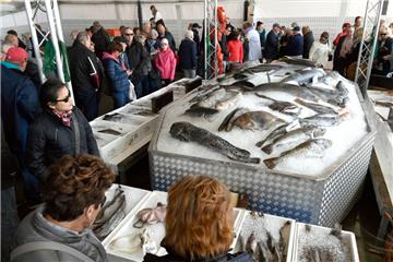 Schlemmen, Schauen und Bibbern: Vom 28. April bis zum 1. Mai lockt die Fischparty wieder ins Schaufenster Fischereihafen. In diesem Jahr feiert das Festival 30. Geburtstag. Für Fischfans und Feinschmecker können wieder ordentlich schlemmen. Dazu gibt es ein Bühnenprogramm, die deutsche Fischgrillmeisterschaft. Foto: Scheer