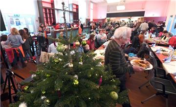 Schlemmermahl und Wellnesstag: Für rund 500 Bedürftige haben 50 Sponsoren und 50 Helfer ehrenamtlich ein großes Nikolausfest in der Leher "Theo" organisiert.