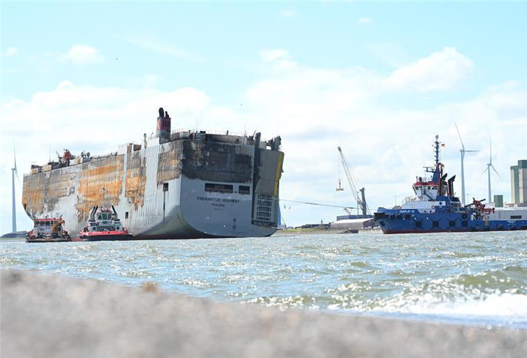 Schlepper ziehen den schwer beschädigten Autofrachter „Fremantle Highway“ in den Hafen.