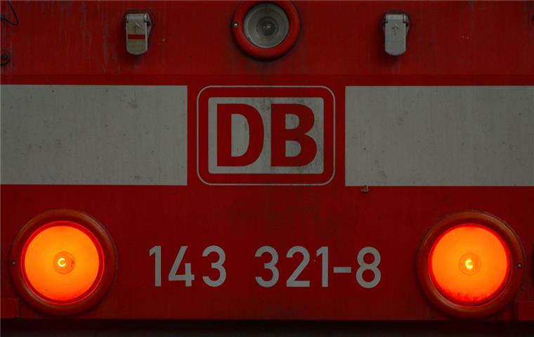 Buchholz: Intercity erfasst zwei Menschen - Zeugen unter Schock Schlimmer Unfall im Bahnhof von Buchholz. Ein Intercity hat zwei Menschen erfasst.