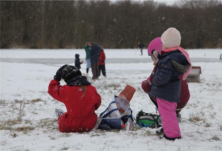 Schlittschuhlaufen im Cuxland: Noch ist das Eis zu dünn Schlittschuhläufer sind auf dem Friedheimer See in der Gemeinde Schiffdorf unterwegs.